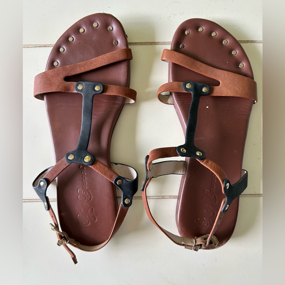 Matt Bernson size 9 black and brown flat sandals